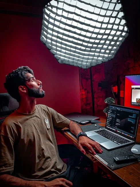 Un bureau au design épuré mettant en scène des appareils Apple : iMac, MacBook et iPad.